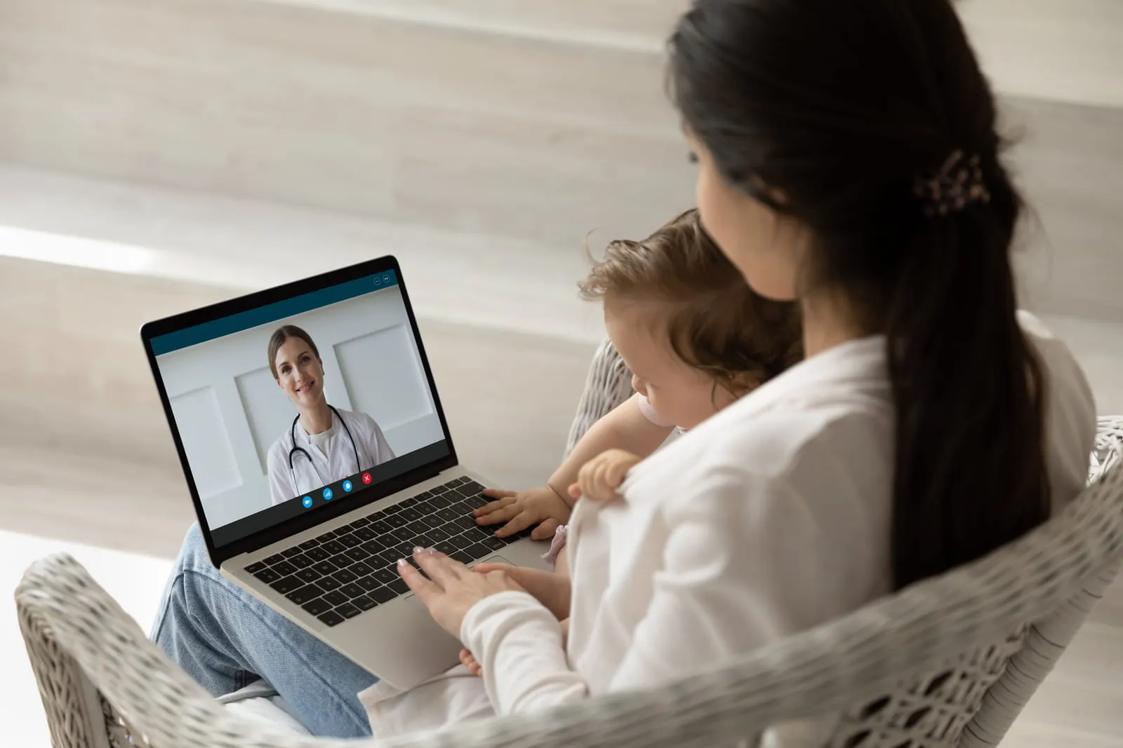 Madre y su bebé en una videoconsulta médica desde su casa