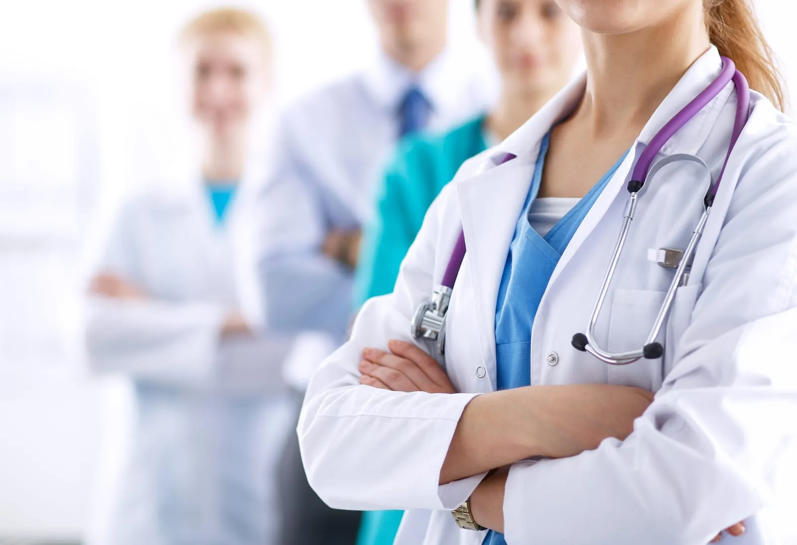 Profesional de la salud con guardapolvo en un entorno médico